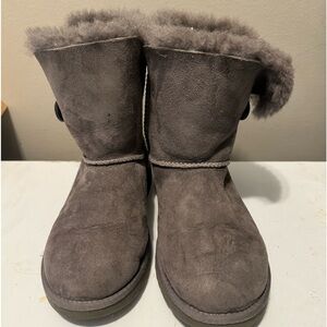 Ugg Bailey girls size 4. Grey. Great condition!
